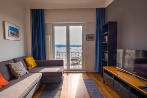 Trendy Waterfront Apt with a Striking View